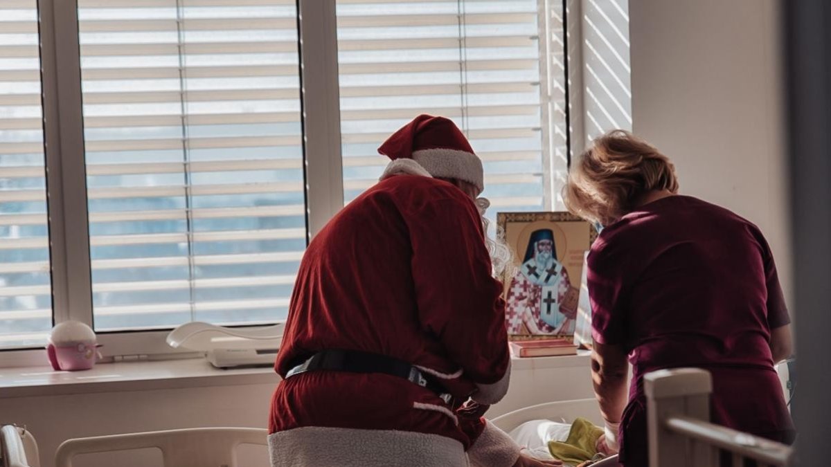 Moș Crăciun la copiii din spitale