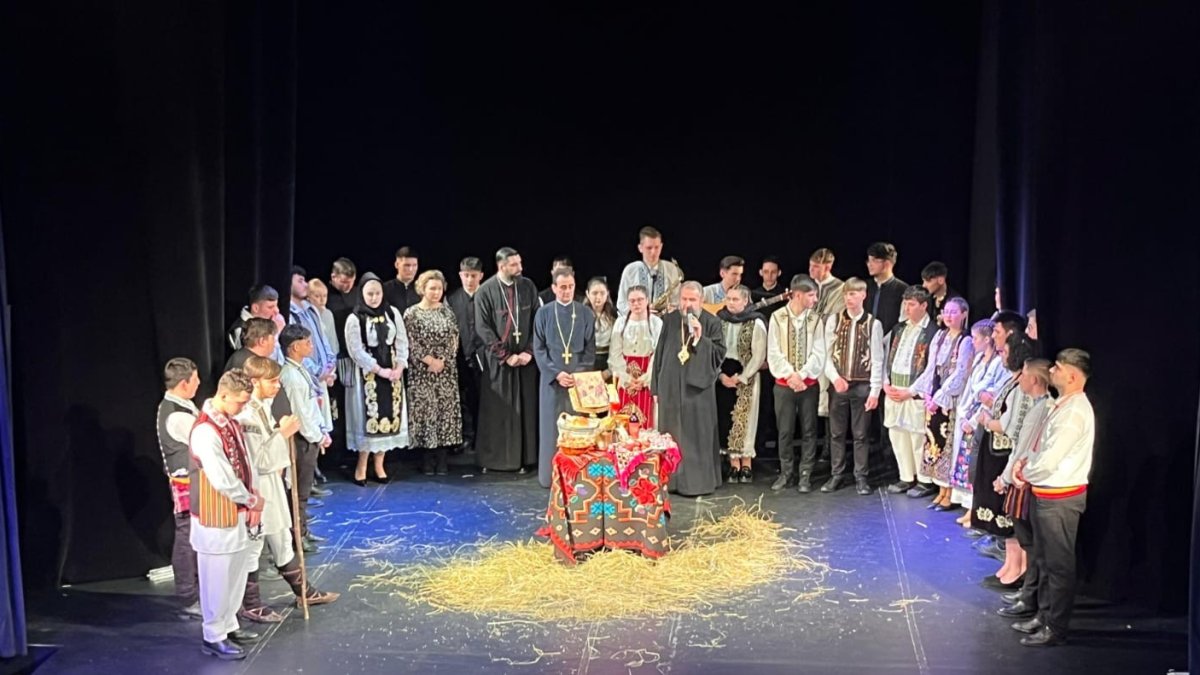 Spectacolul „Vin colindătorii” la Palatul Cultural din Reșița