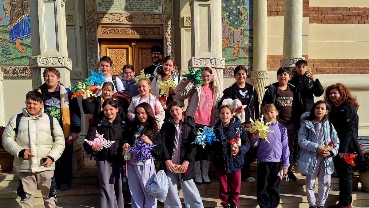 Întâmpinarea Crăciunului prin colind și faptă bună la Parohia Andronache din Capitală