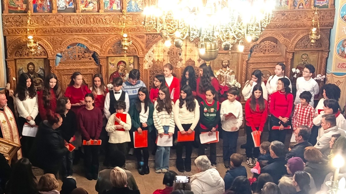 Vestea Nașterii Domnului adusă de tinerii artiști la o biserică din Capitală