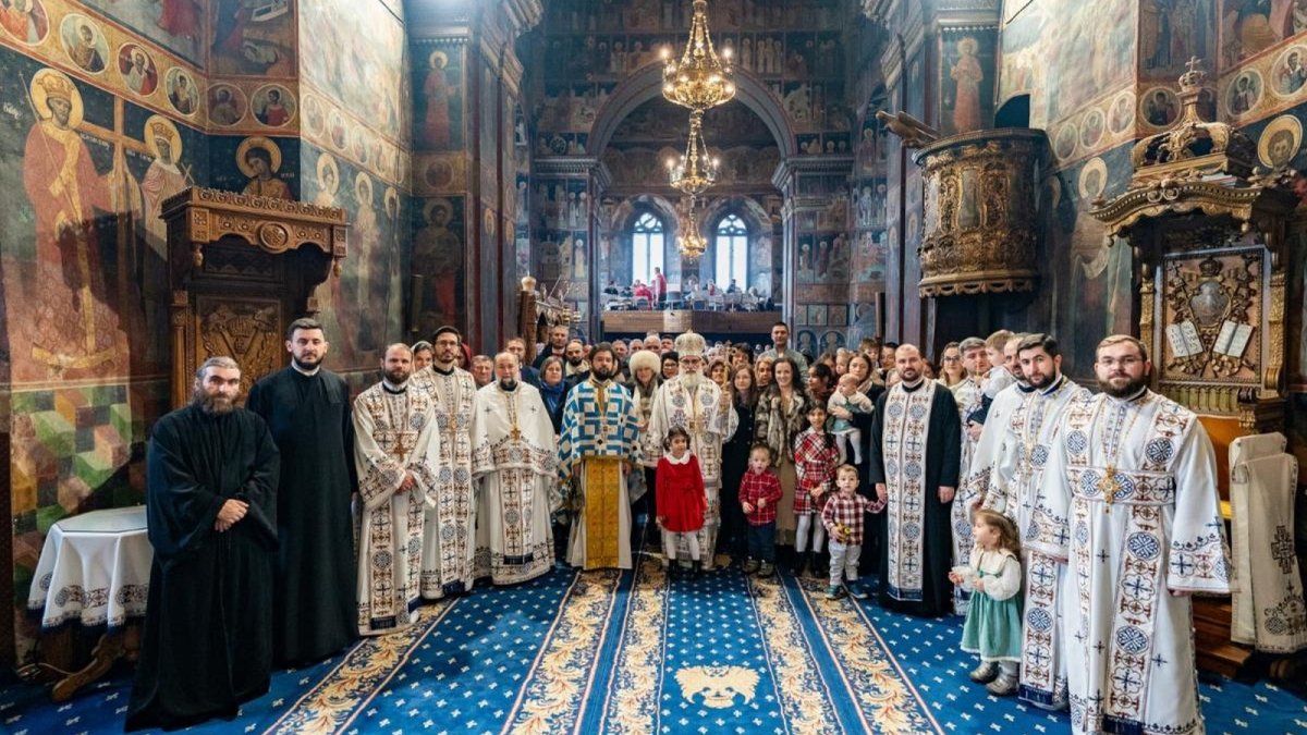 Liturghie arhierească, la catedrala din Roman, în prima zi de Crăciun