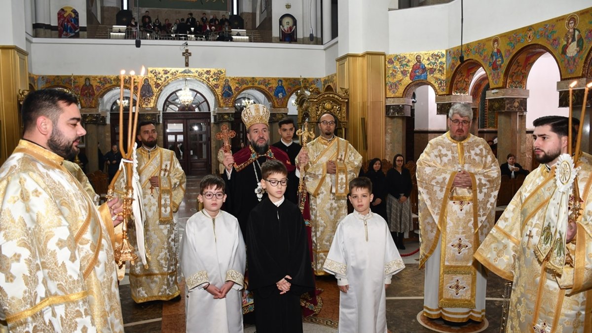 Sărbătoare luminoasă și daruri pentru copii la Caransebeș