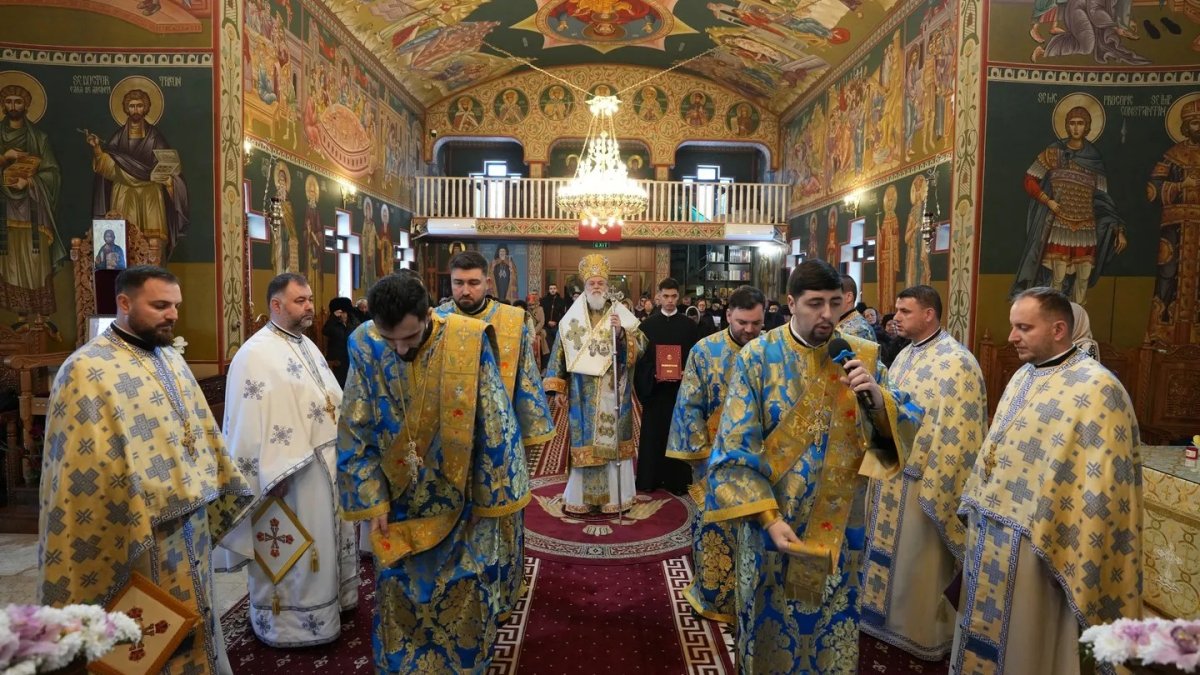 Slujire arhierească la o biserică din orașul Slobozia