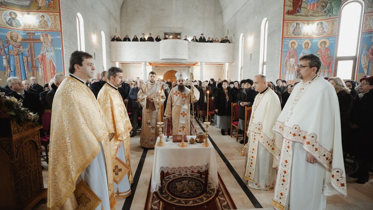 Noul iconostas al bisericii din parohia sălăjeană Crişeni a fost sfinţit