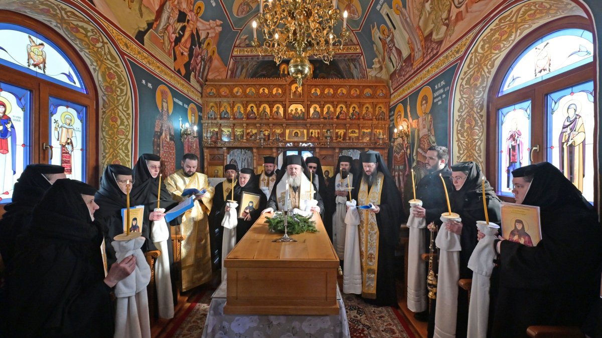 Deshumarea osemintelor Cuvioasei Mucenițe Evloghia de la Samurcășești