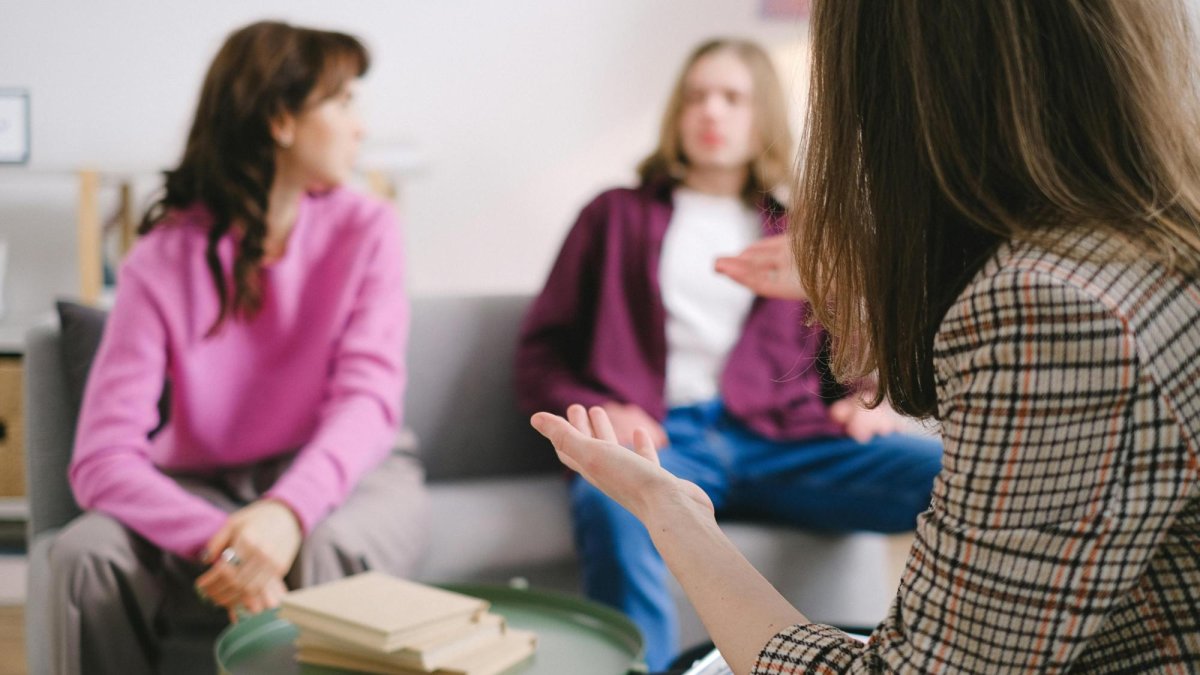 Cel fără de păcat să arunce cel dintâi piatra!