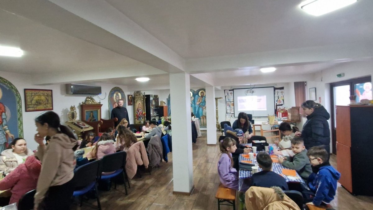 Atelier creativ pentru copii la o parohie din Ialomița