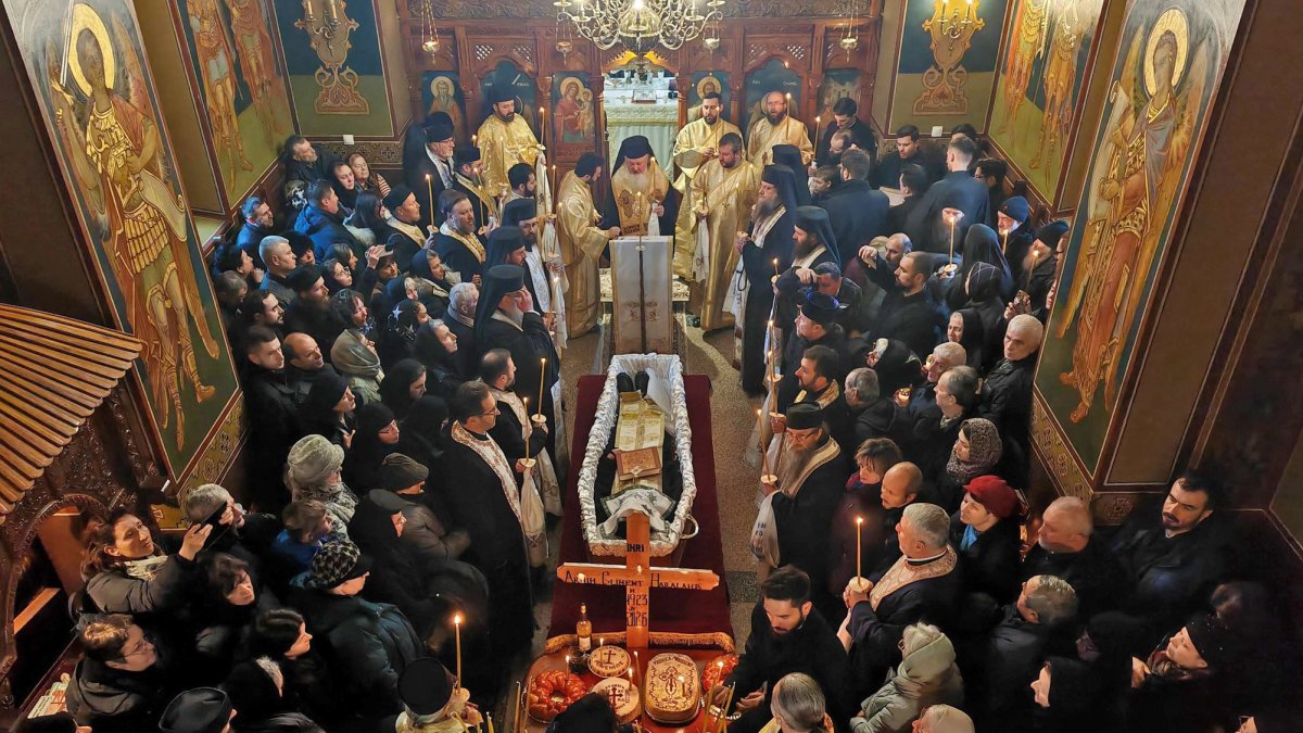 O viață lungă închinată lui Dumnezeu, sfinților şi pelerinilor - arhimandritul Climent Haralamb 