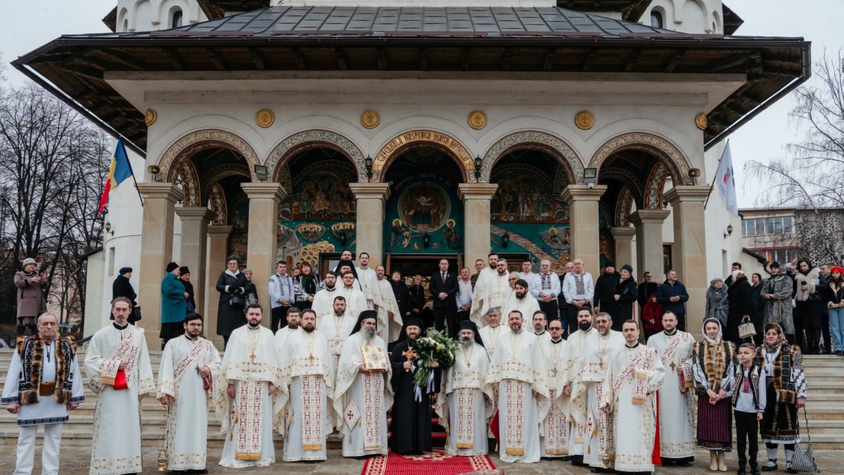 Liturghie arhierească și instalarea noului paroh la catedrala din Gura Humorului
