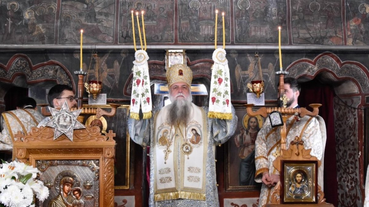 Slujire arhierească la o parohie din Vâlcea