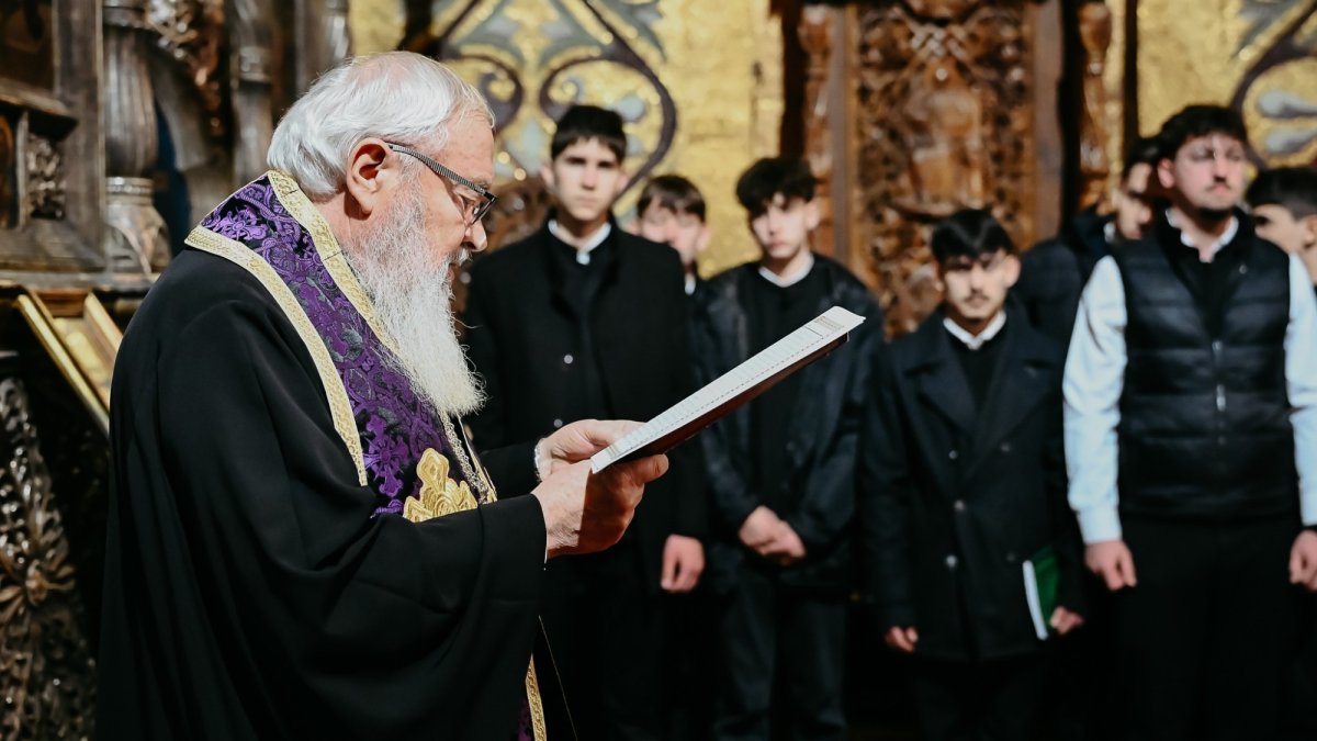 Credincioși uniți în rugăciune la Catedrala din Cluj‑Napoca