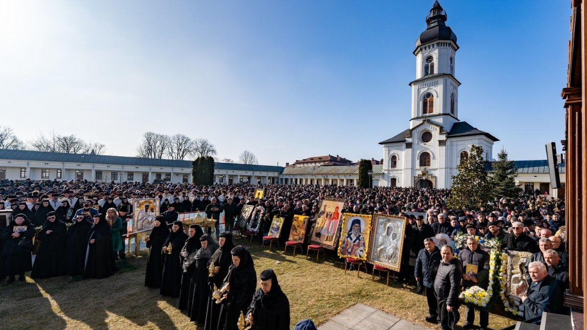 Peste 2.000 de pelerini la procesiunea cu sfintele icoane de la Roman