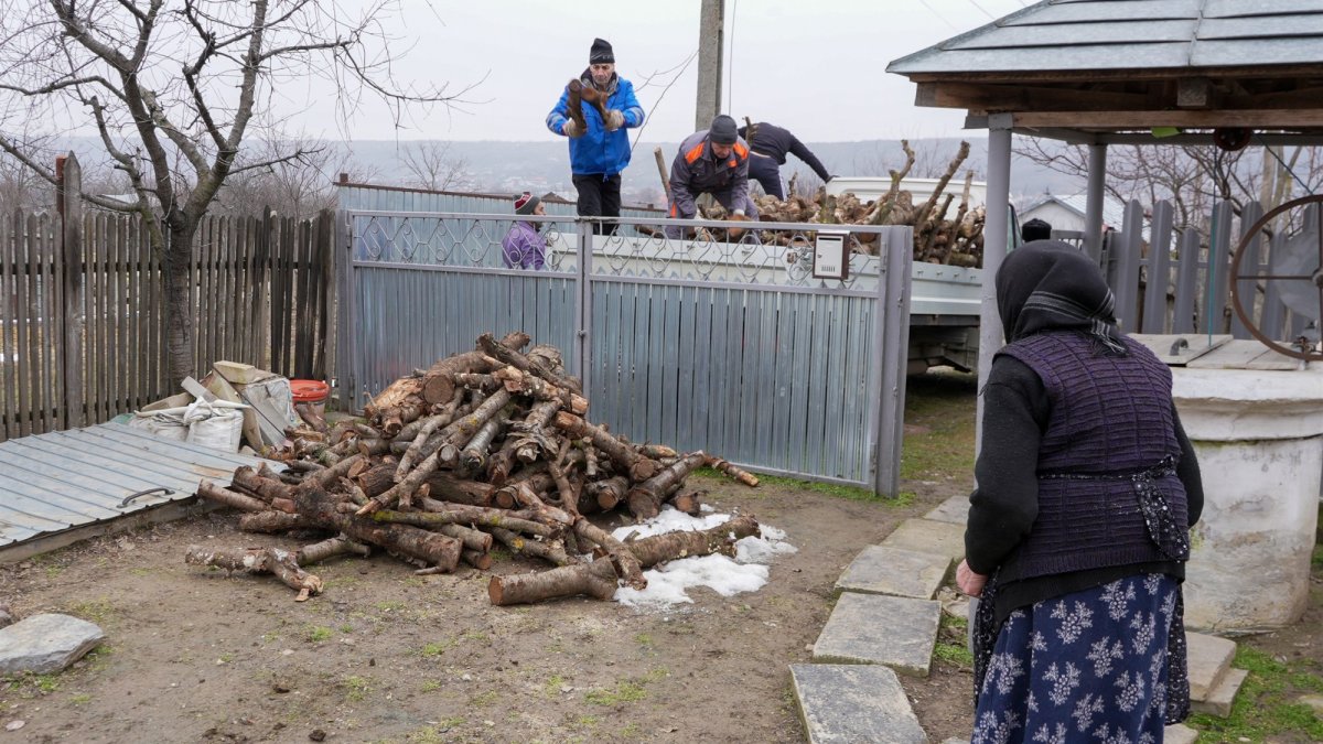 Lemne pentru foc oferite familiilor nevoiaşe din judeţul Galaţi