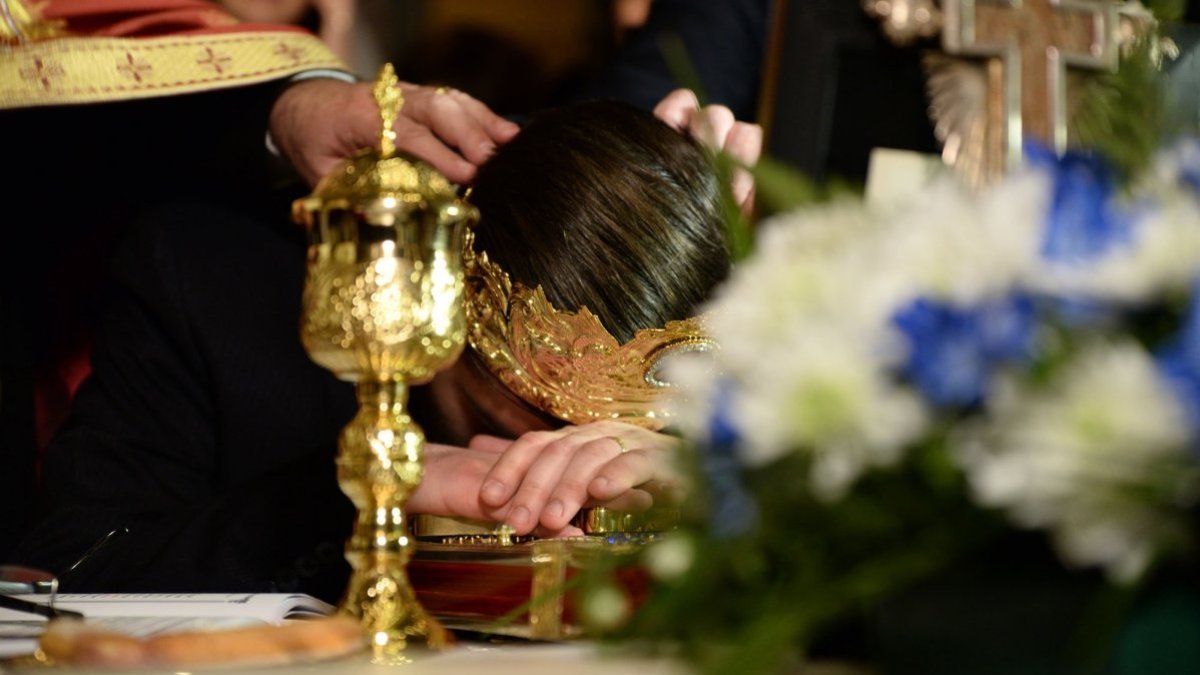 Familia creştină se formează prin Taina Nunţii