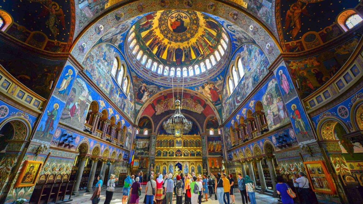 Care sunt provocările recente  la adresa familiei creștine în societatea contemporană și care sunt soluţiile pastorale necesare?