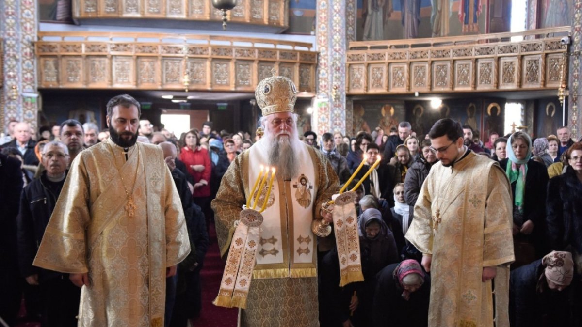 Slujire arhierească la Biserica „Înălțarea Domnului” din Râmnicu Vâlcea