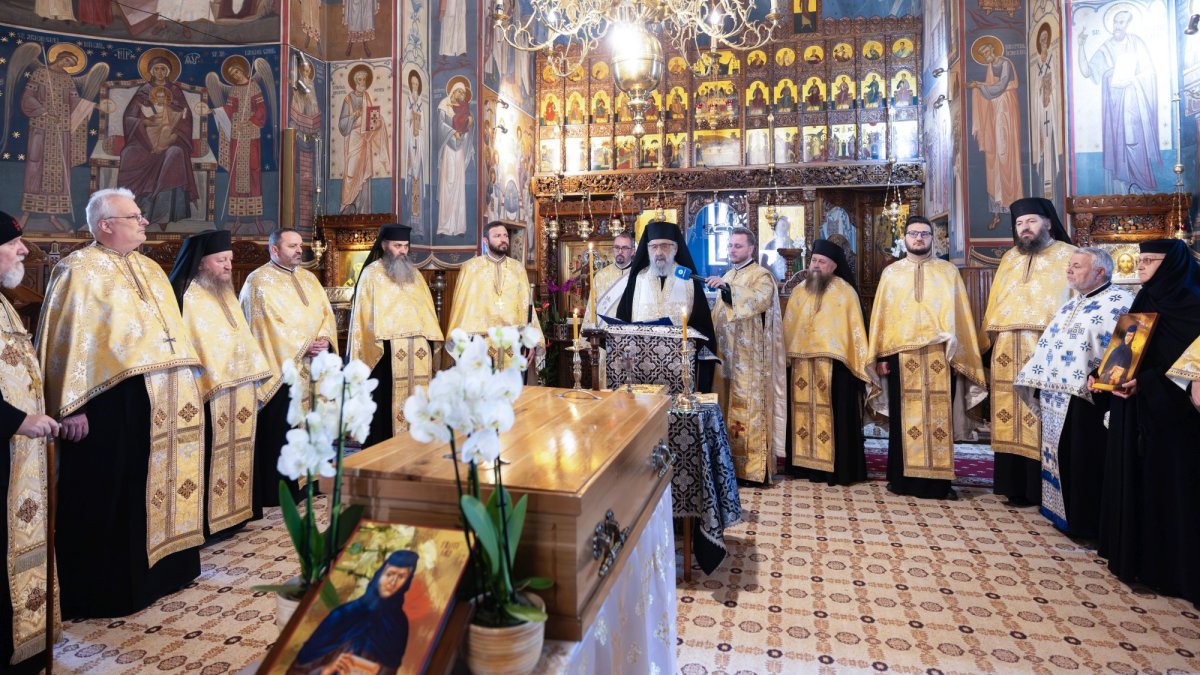 Au fost deshumate moaștele Sfintei Cuvioase Filotimia de la Râmeț