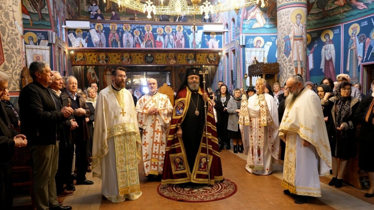 Liturghie arhierească în Biserica „Sfinţii Arhangheli” din cartierul sibian Ştrand