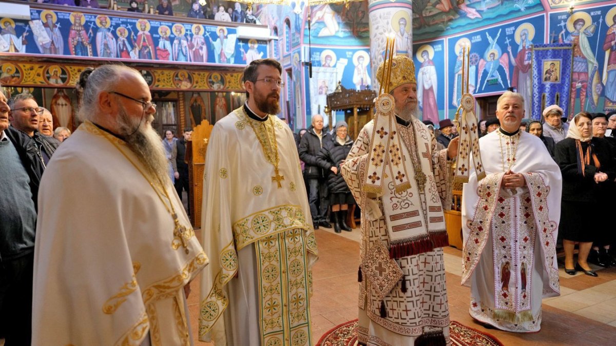 Liturghie arhierească în Biserica „Sfinţii Arhangheli” din cartierul sibian Ştrand