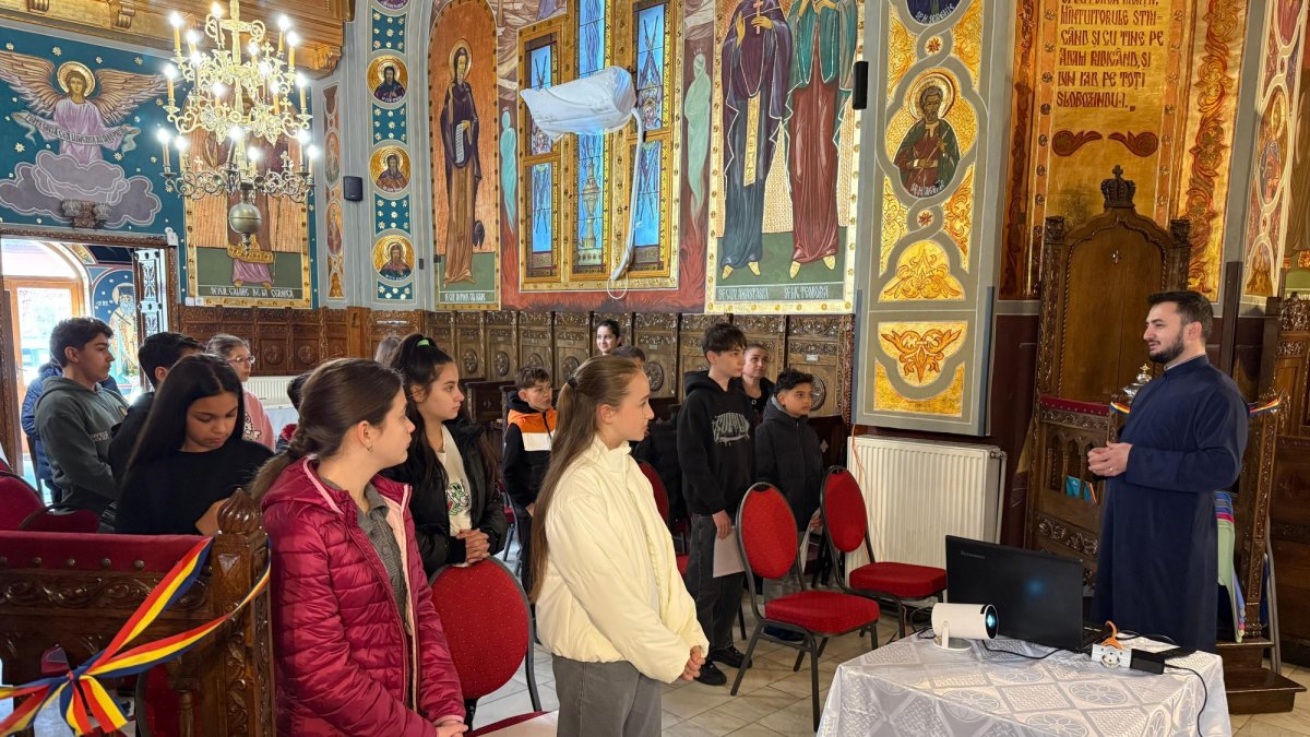 Lecție de credință pentru copii la o parohie din Giulești