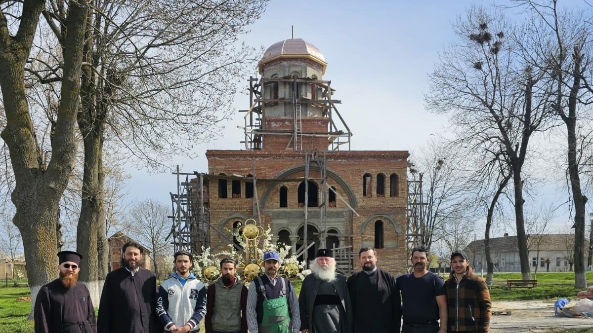 Așezarea sfintei cruci pe turla bisericii din Moravița