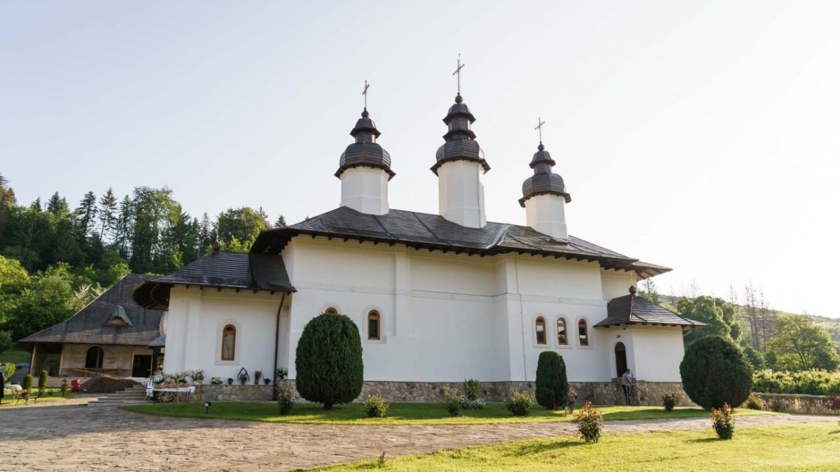 Mănăstirea Almaș construiește un Altar de vară