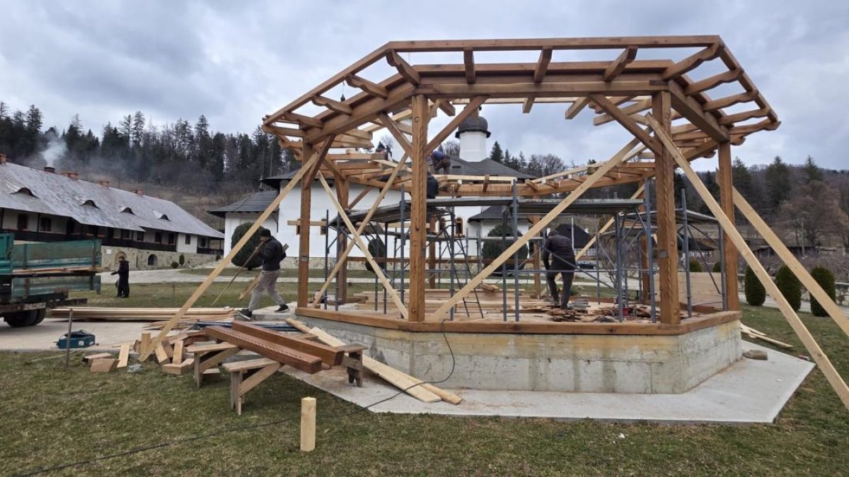 Mănăstirea Almaș construiește un Altar de vară