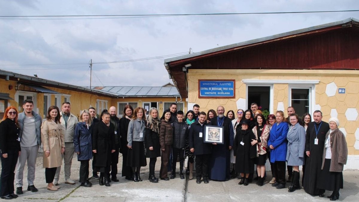 Părintele Constantin Necula, în mijlocul tinerilor de la Centrul din Târgu Ocna