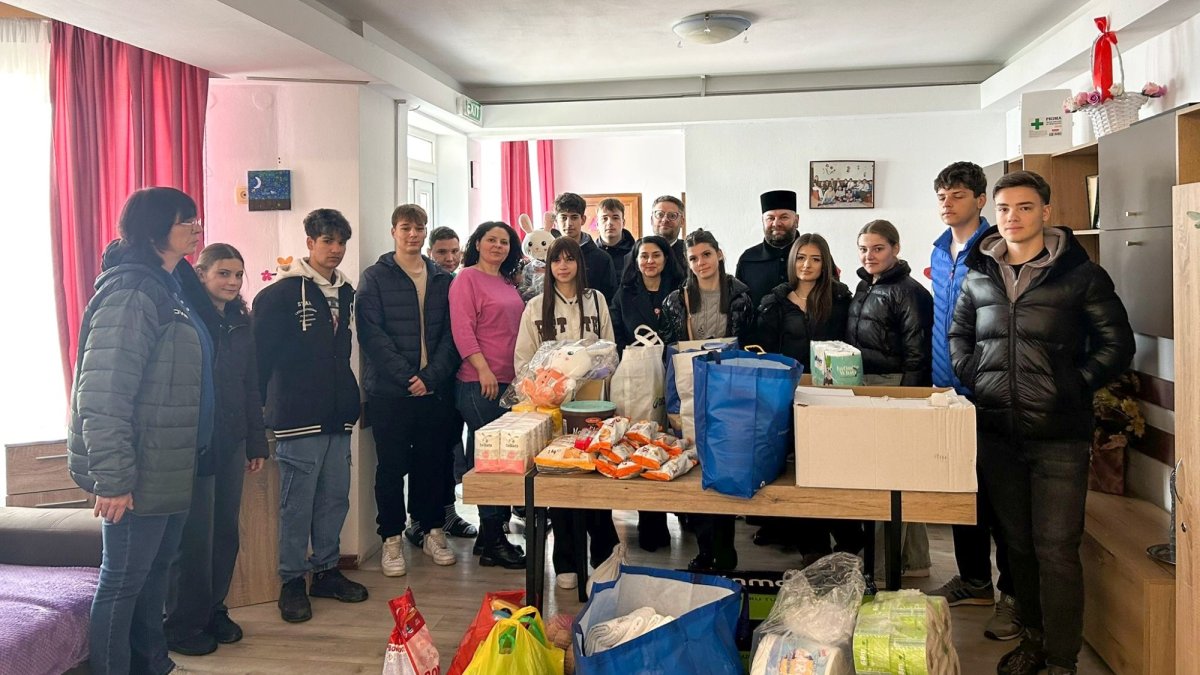 Daruri și zâmbete pentru copiii din două module familiale