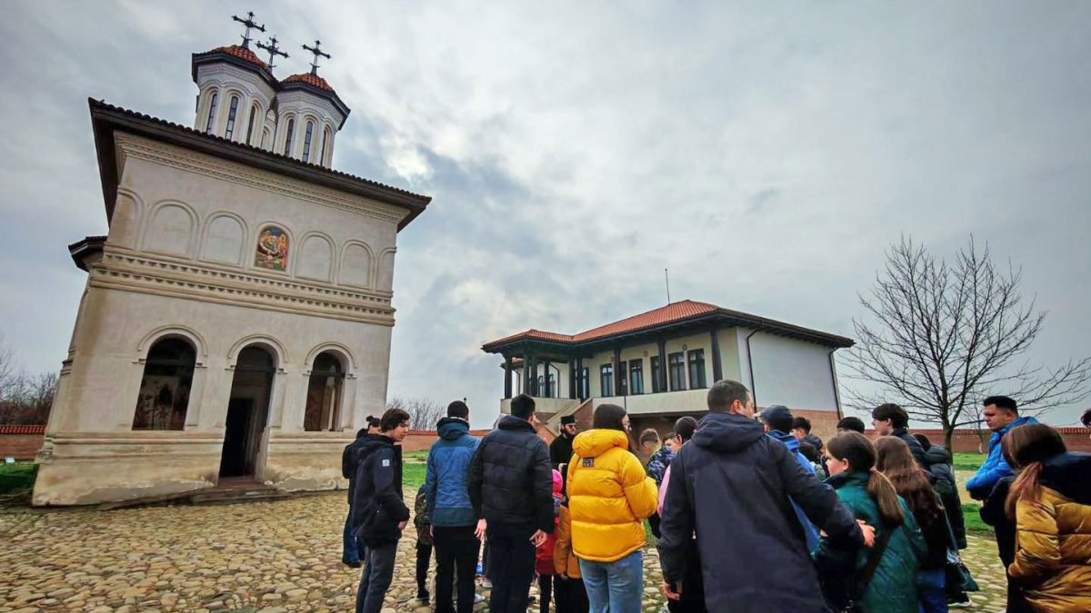 Elevi în vizită la mănăstirea voievodală Măxineni