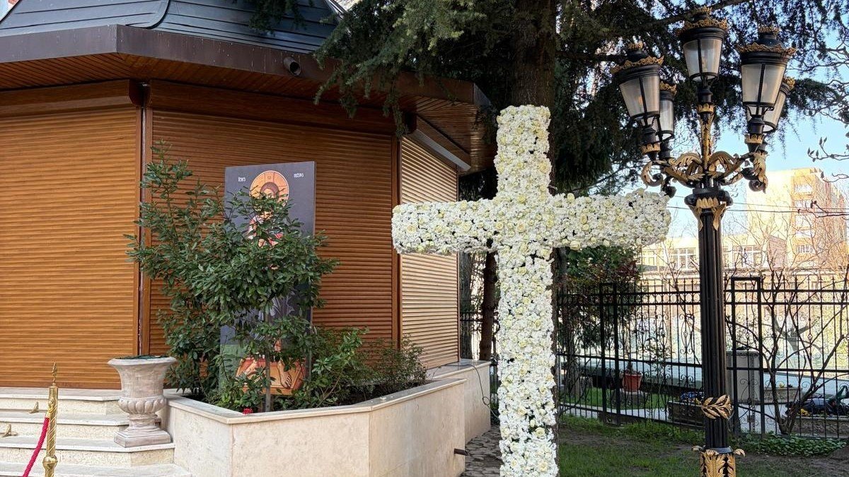 Crucea de flori - lumină a iubirii care se dăruiește fără măsură