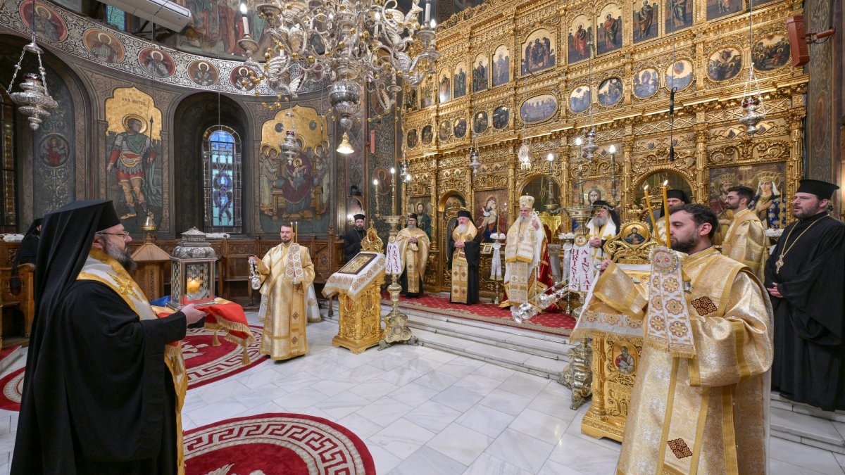 Sfânta Lumină de la Ierusalim primită de Patriarhul României