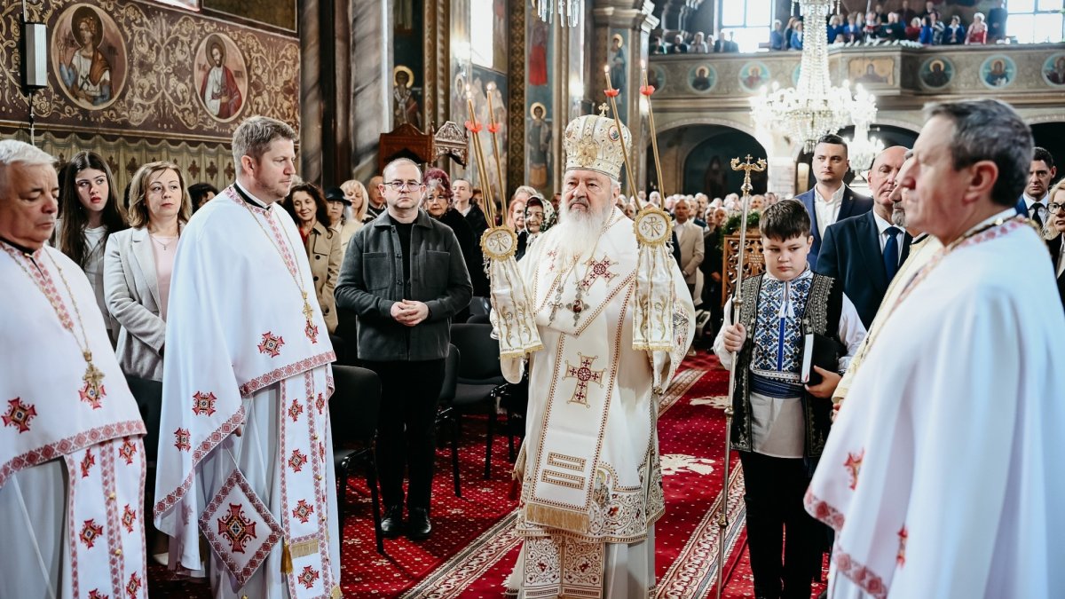 Binecuvântare arhierească pentru bistrițeni, în a doua zi de Paști, la Biserica de la Coroana