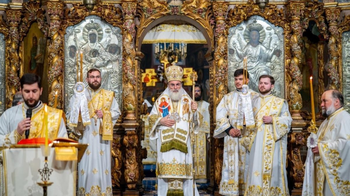 Liturghie arhierească de Înviere la Catedrala Arhiepiscopală din Roman