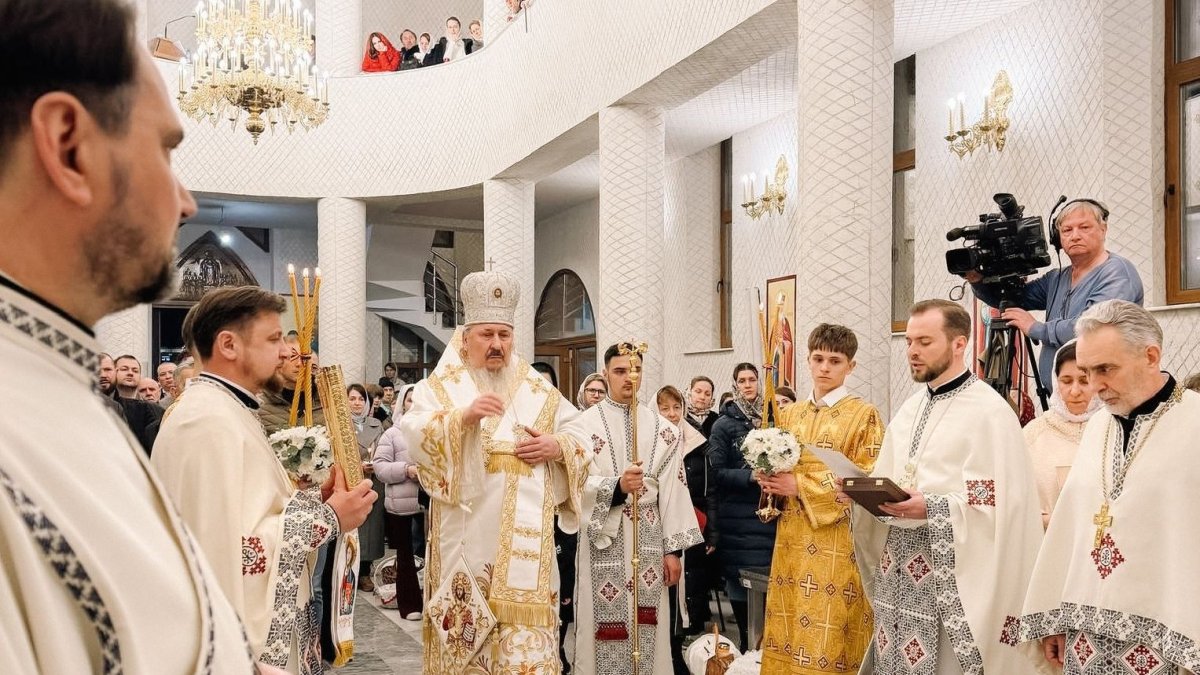 Lumina Sfântă oferită credincioșilor din Chișinău de Mitropolitul Basarabiei