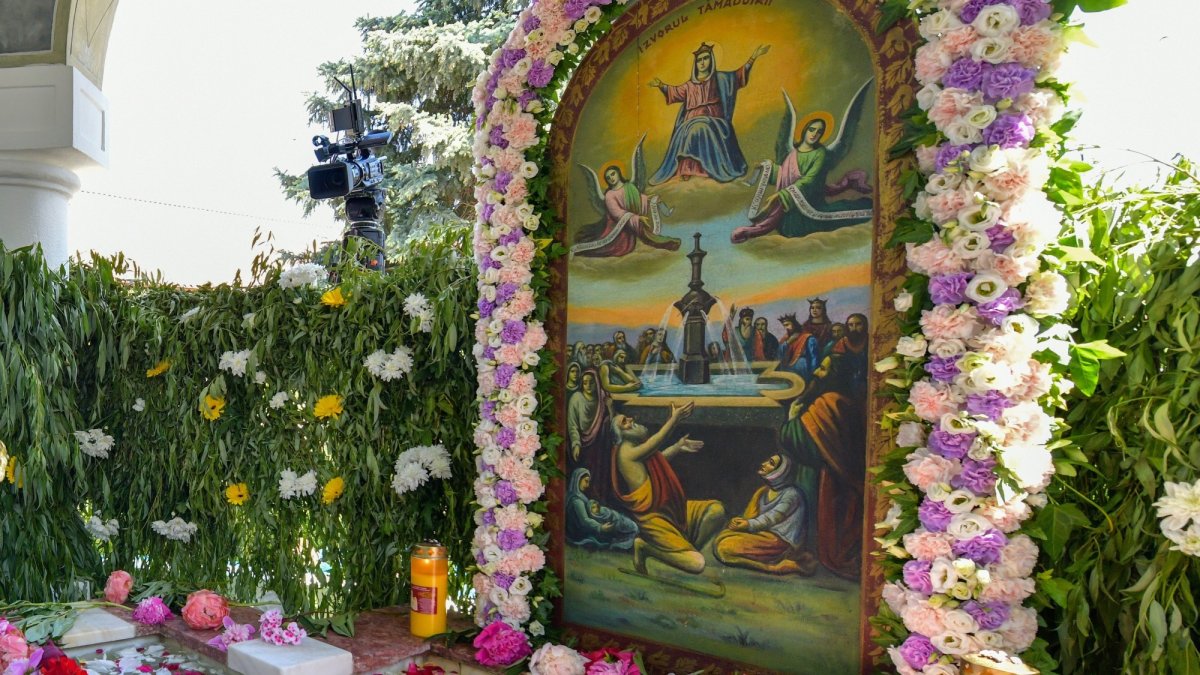 Procesiuni la izvoare tămăduitoare din țara noastră