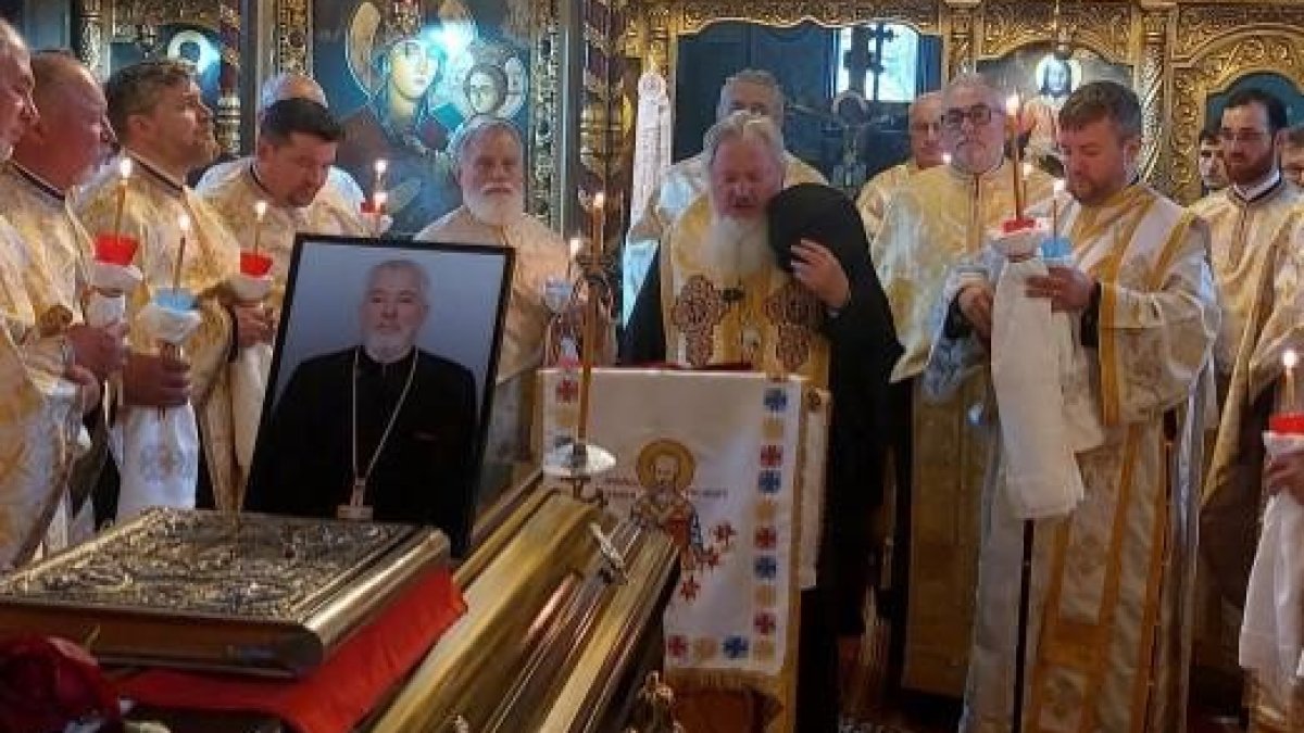 Comunitatea din Slobozia, Onești, și-a condus păstorul pe ultimul drum pământesc