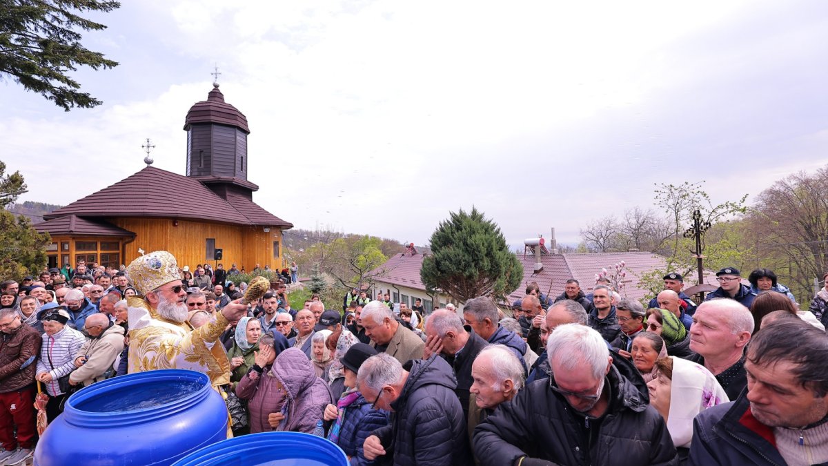 Izvorul Tămăduirii la două mănăstiri vrâncene