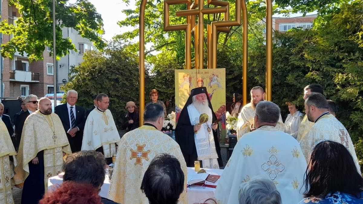 Mitropolitul Banatului a sfințit apa la troița unei parohii din Lugoj