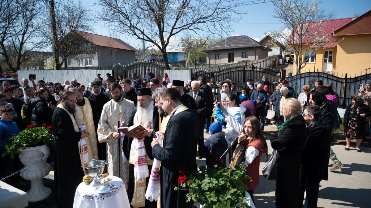 Troiță ridicată în memoria mamelor cu mulți copii