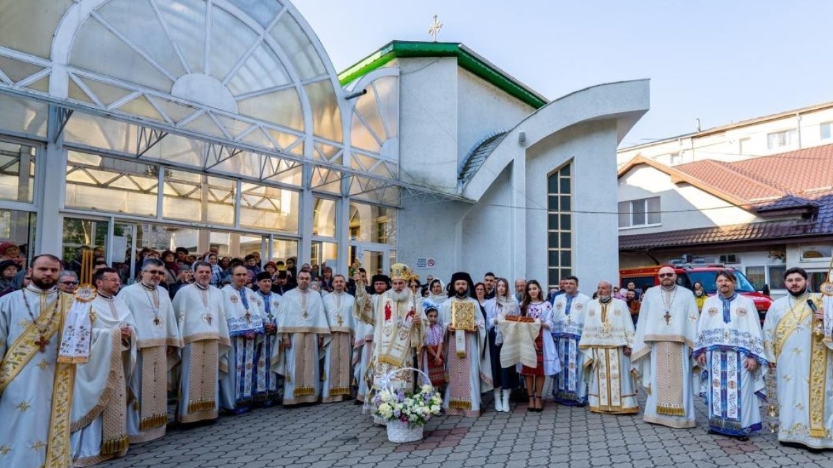 Ierarh, preoți și credincioși în rugăciune la Biserica „Sfântul Gheorghe” din Bacău