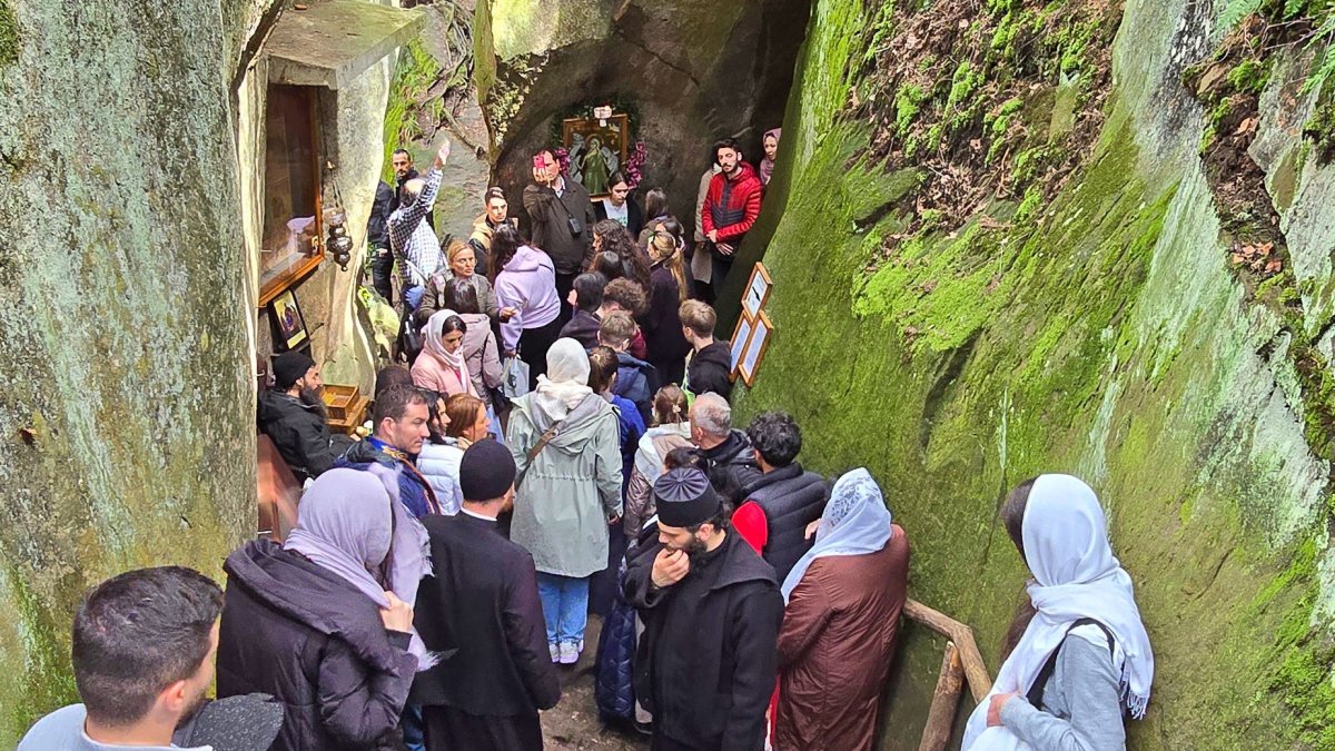 Pelerini bucureșteni la peștera Sfintei Cuvioase Teodora de la Sihla