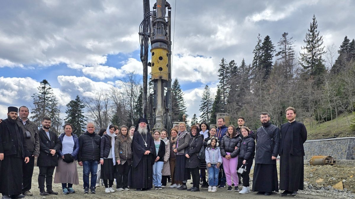 Pelerini bucureșteni la peștera Sfintei Cuvioase Teodora de la Sihla