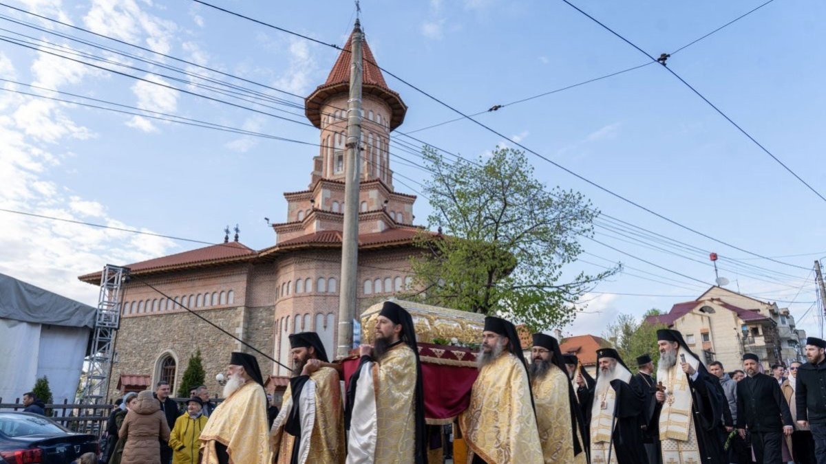 Sfântul Cuvios Cleopa de la Sihăstria, purtat în procesiune la Botoșani