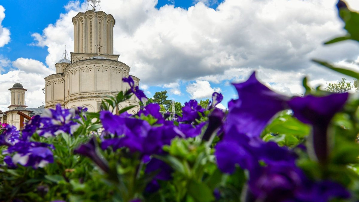 Sclipirile Luminii: Lăcaşuri sfinte în culorile primăverii