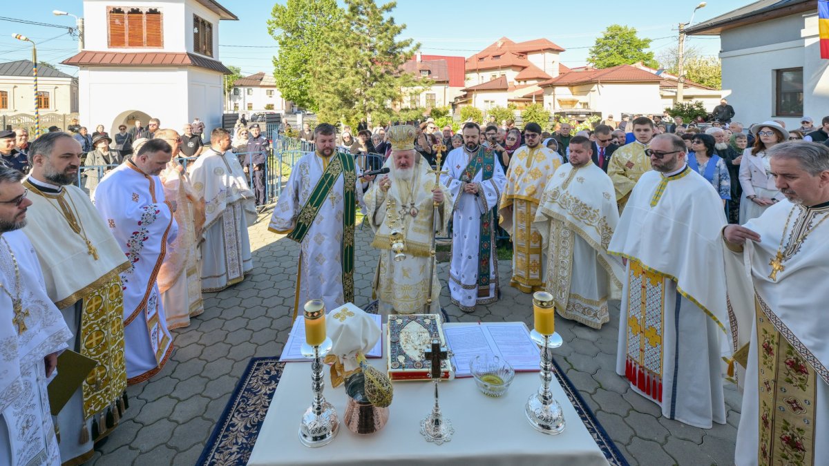 Sfințirea Bisericii „Buna Vestire” din Ploiești