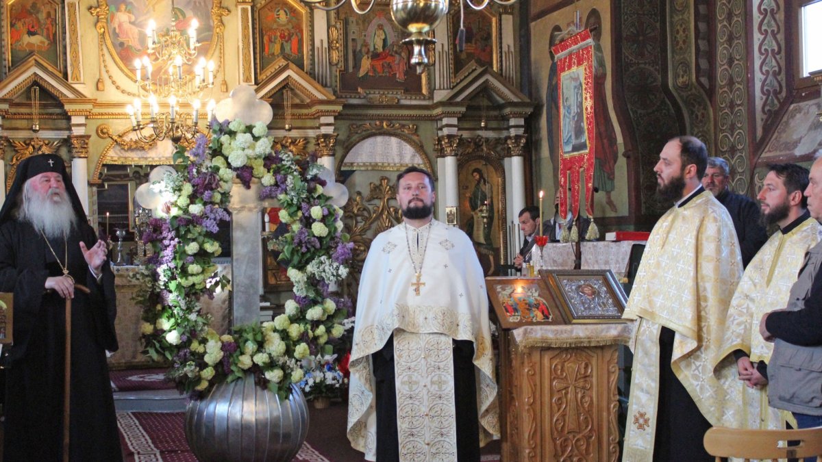 Sfințirea crucii unei biserici istorice din Banat