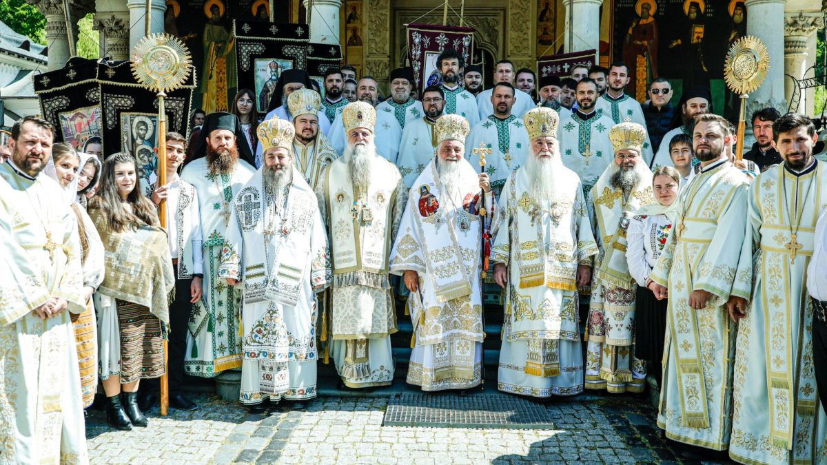 Sfântul Cuvios Irodion cinstit în sobor de ierarhi la Mănăstirea Lainici