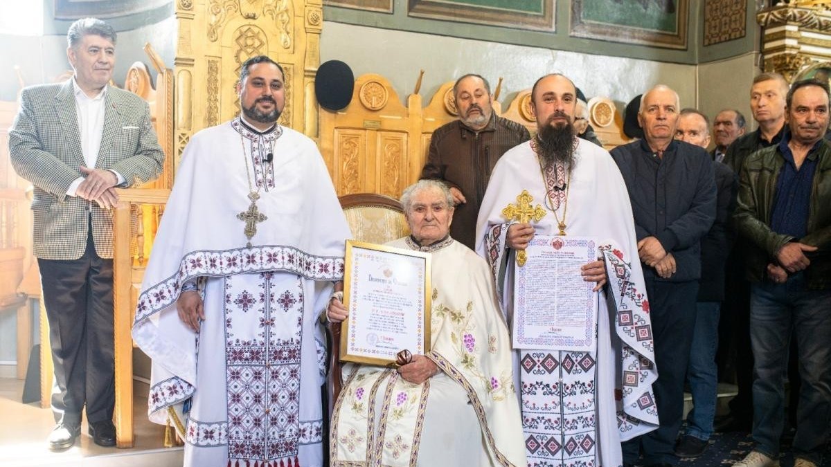 Părintele Vasile Ardeleanu din Roman, sărbătorit la împlinirea vârstei de 100 de ani