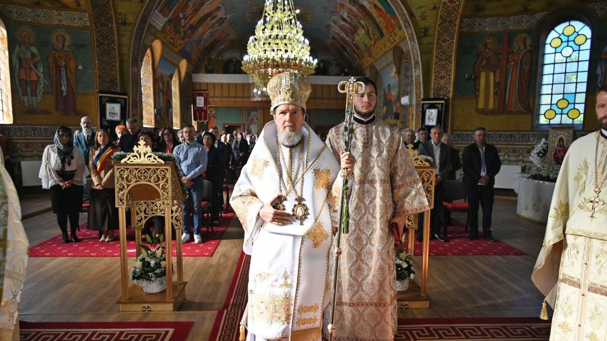 Liturghie arhierească în Parohia Drăgești, Episcopia Oradiei